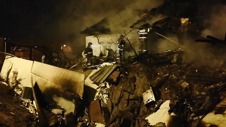 Падение военного самолета на жилой дом в Иркутске. Что об этом известно