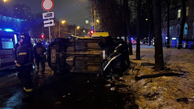 Женщина-водитель сбила мать с двумя детьми на тротуаре в Москве. Два человека погибли