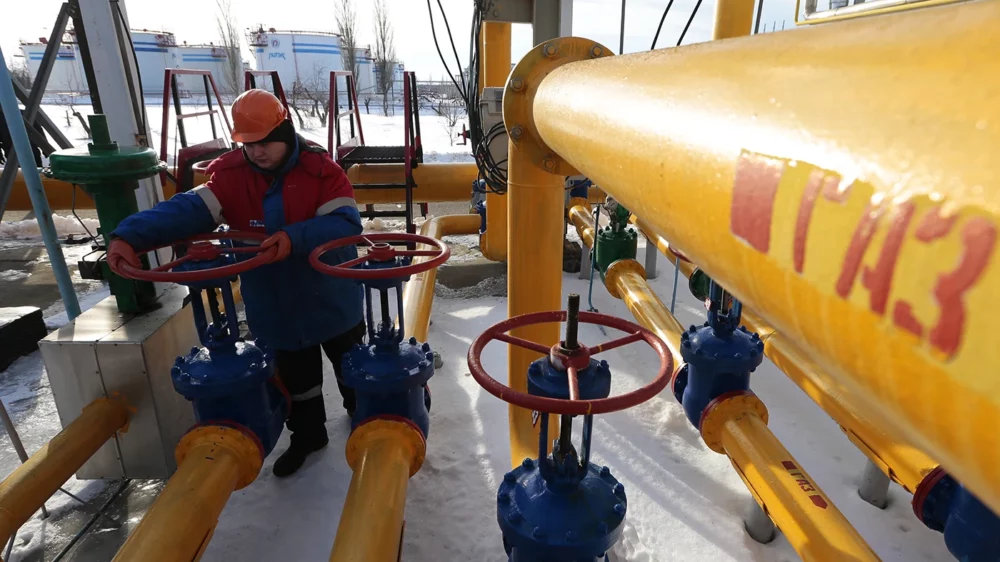 ЕС отложил вопрос о лимите цен на российские нефть и газ из-за разногласий