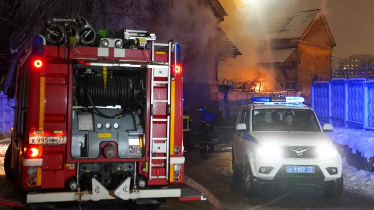 Число погибших при пожаре на цветочном складе в центре Москвы увеличилось до семи