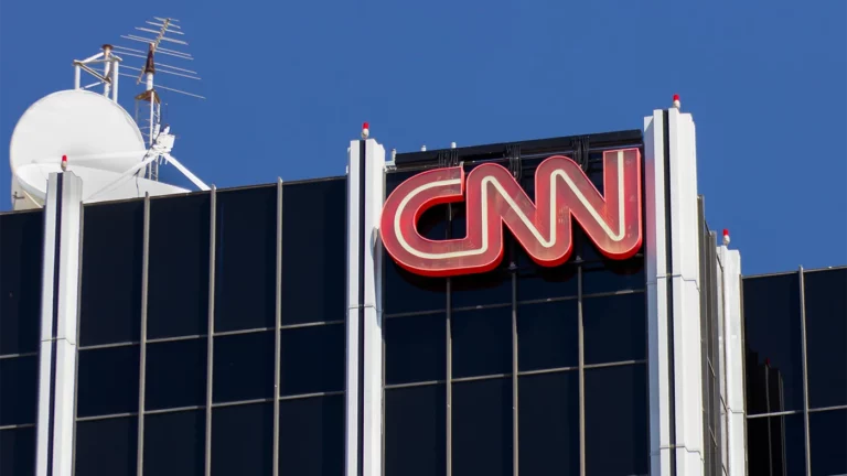 Власти Украины лишили аккредитации журналистов CNN и Sky News после репортажей из Херсона