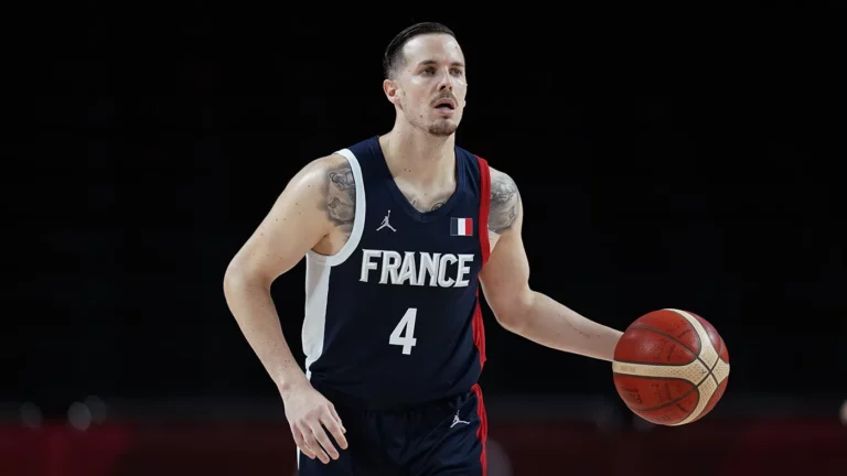 Баскетболиста выгнали из сборной Франции из-за контракта с «Зенитом»