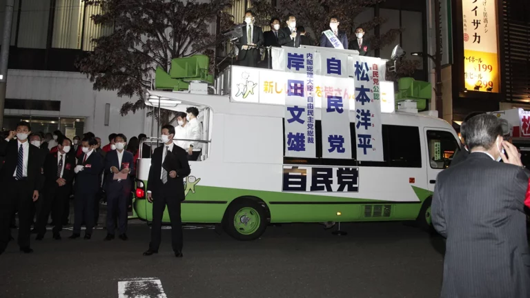 Премьера Японии заподозрили в махинациях во время избирательной кампании