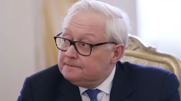 Рябков: затягивание Киевом начала переговоров усложняет выход на договоренности