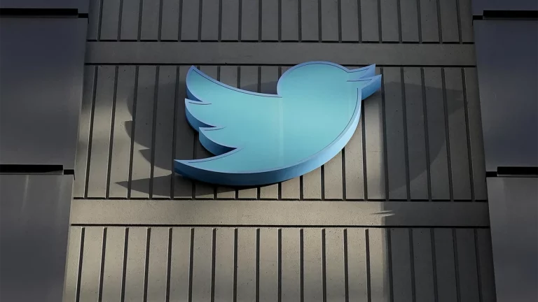 Bloomberg: Илон Маск уволит половину сотрудников Twitter