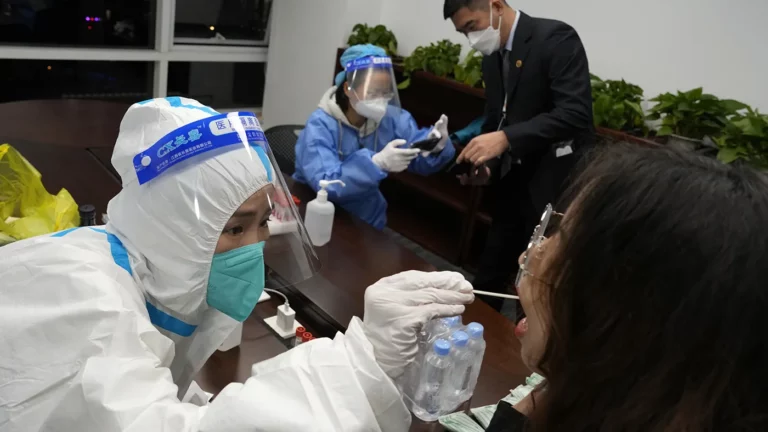 В Китае зафиксировали рекордное число заболевших коронавирусом