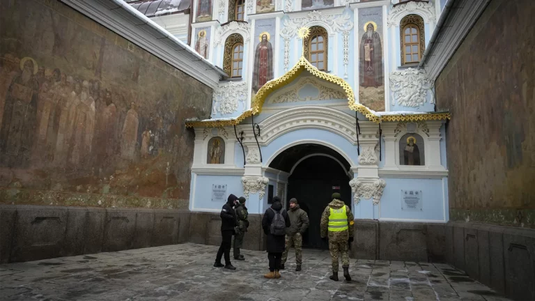 На Украине провели обыски в храмах и предложили запретить РПЦ. Что известно