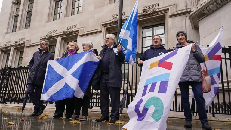 Демонстранты за референдум о независимости  Шотландии у Верховного суда в Лондоне