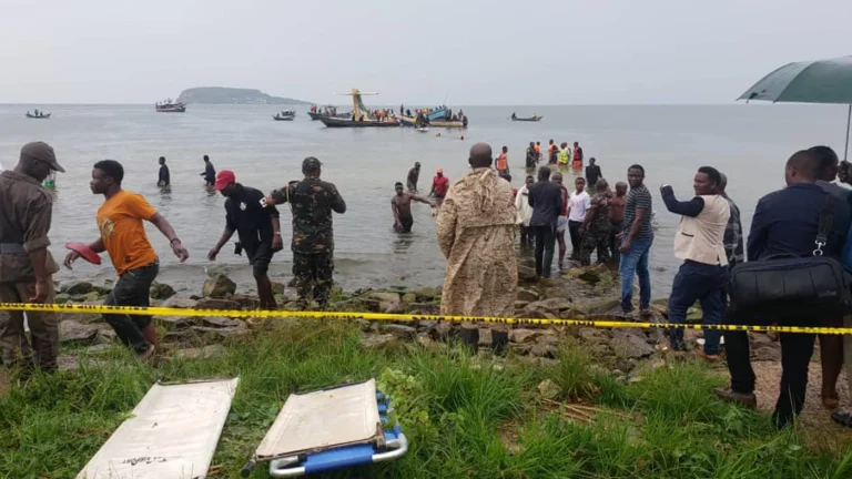 В Танзании самолет упал в озеро Виктория