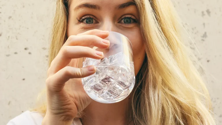 Шотландские ученые опровергли представление о необходимости выпивать по 2 литра воды в день
