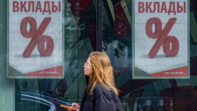 Объем валютных сбережений россиян обновил минимум 2012 года