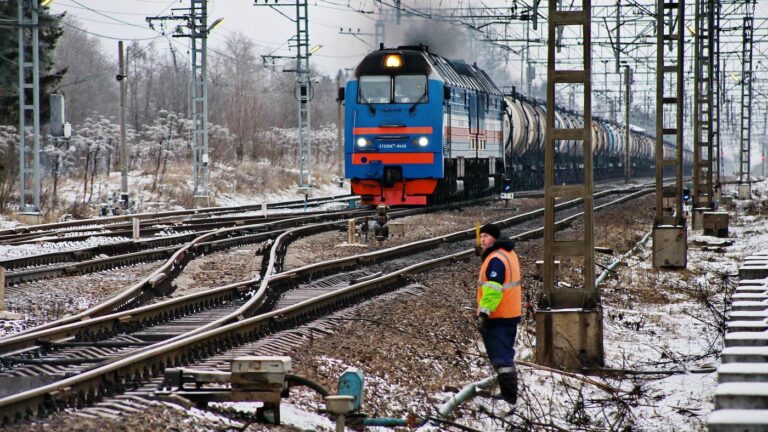«Коммерсантъ»: железнодорожные операторы могут получить компенсации за оборонные перевозки