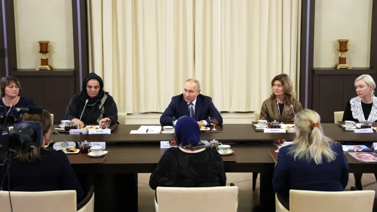 Путин встретился с матерями мобилизованных. СМИ узнали имена некоторых из них