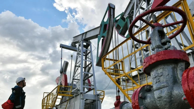 Эксперты оценили риск падения добычи нефти и газа в России в 20% к 2030 году