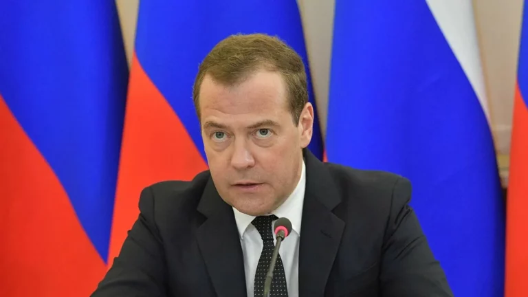 Медведев связал падение ракет в Польше с угрозой мировой войны