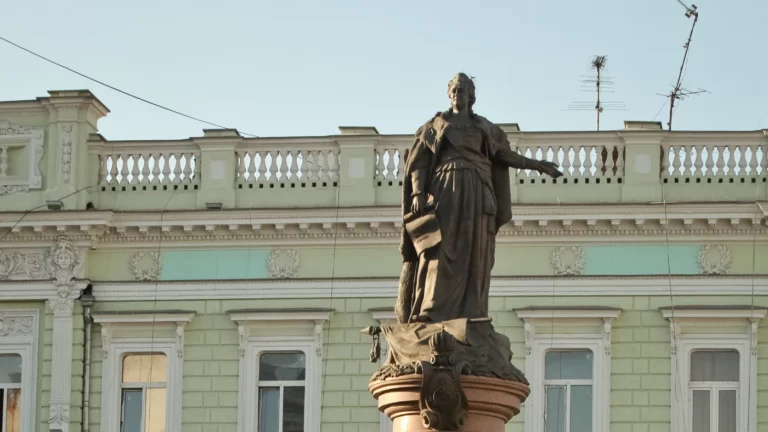 Горсовет Одессы проголосовал за снос памятников Екатерине II и Суворову. Их перенесут в музей
