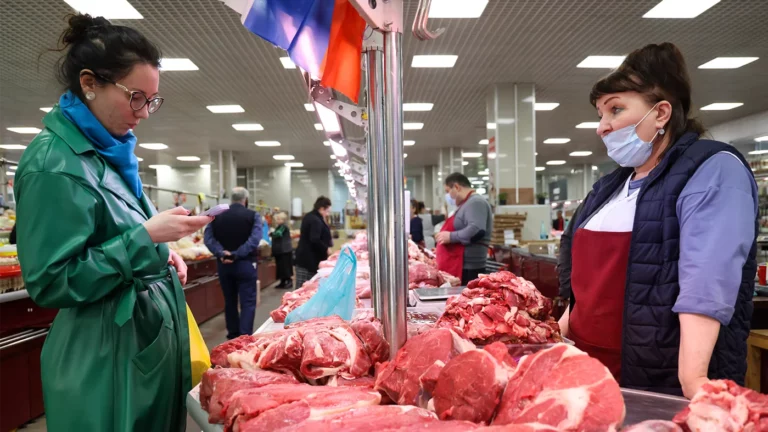 ВЦИОМ: 24% россиян стали экономить на еде с марта
