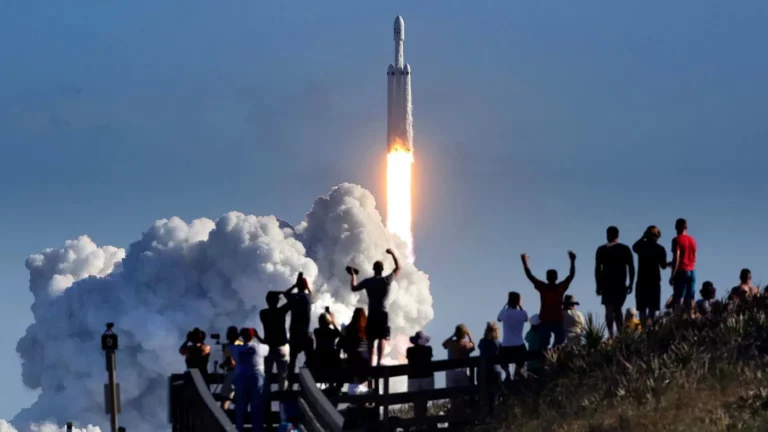 Два хлопка: Маск запустил сверхтяжелую ракету Falcon Heavy с секретной нагрузкой