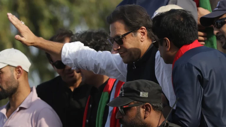Экс-премьера Пакистана ранили во время митинга