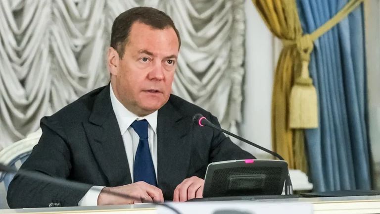 Медведев назвал США «альфа-самцом Пиндостаном»
