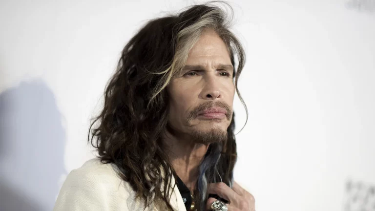 Вокалиста Aerosmith обвинили в сексуальном насилии над несовершеннолетней в 1970-х годах