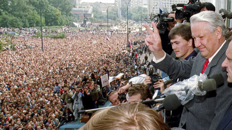 «Пять инфарктов! Куда ты идешь-то?»: Александр Коржаков о Ельцине, выборах 1996 года и президентском «предательстве»