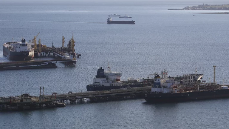 FT: Россия создает «теневой флот» устаревших танкеров для продажи нефти в условиях санкций