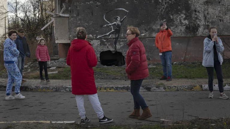 Бэнкси стал почетным жителем украинского города Ирпень из-за за граффити с гимнасткой