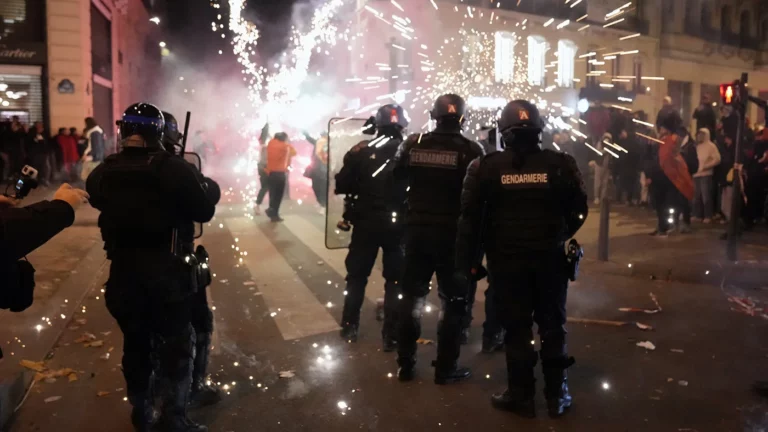 В Париже болельщики Марокко и Франции устроили стычки с полицией. Силовики применили слезоточивый газ
