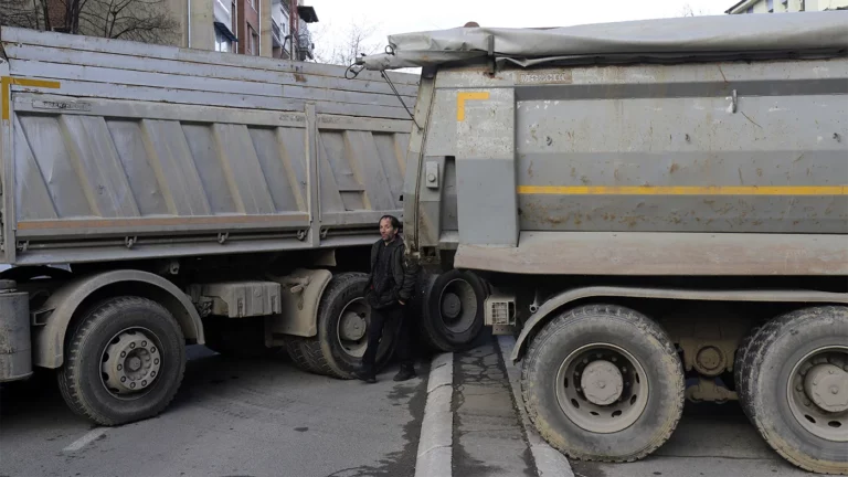 Косовские сербы пообещали Вучичу разобрать баррикады