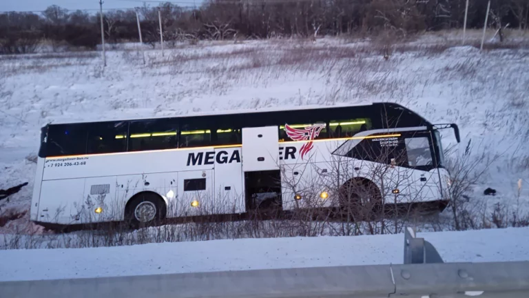 В Хабаровском крае перевернулся автобус с вахтовиками. Погибли восемь человек