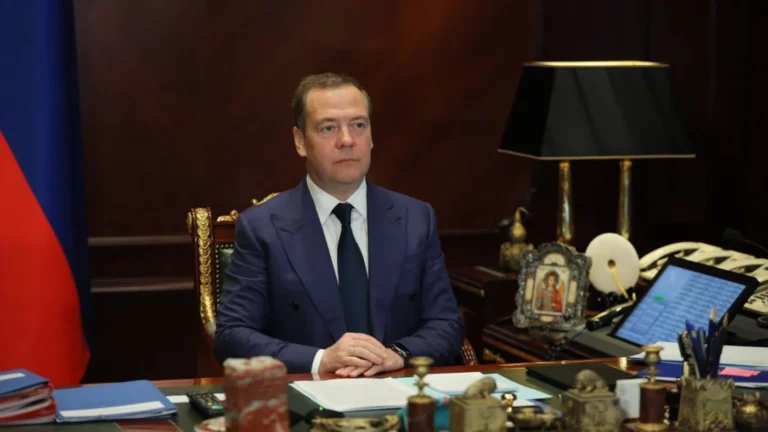 Медведев назвал украинские власти «врагами Христа»