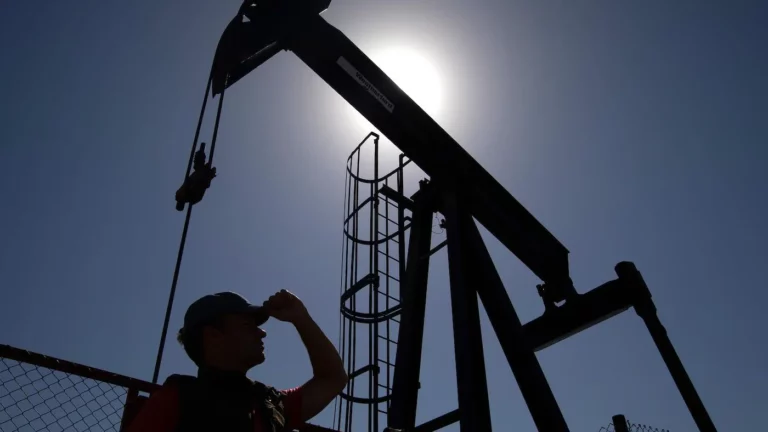 Bloomberg: Москва готова «ответить дном на потолок» цен на нефть