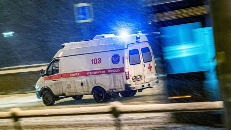 Генерала МЧС госпитализировали после падения на него глыбы льда с крыши в Москве