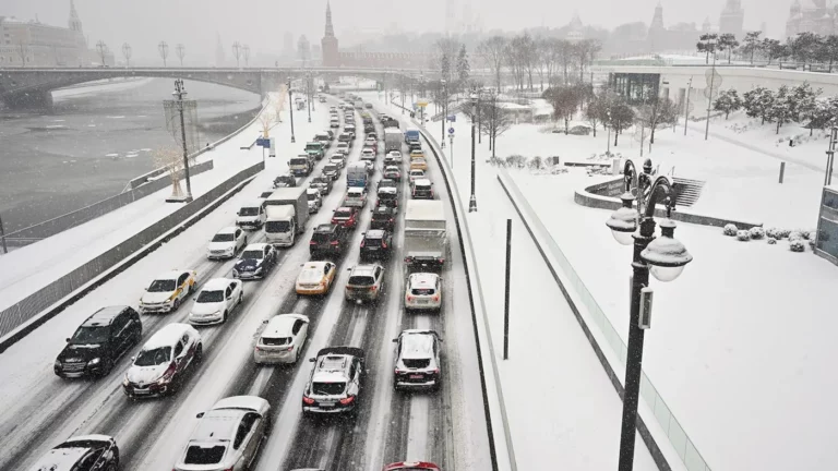 Рекордные сугробы и отмена рейсов. В выходные Москву накроет мощный снегопад