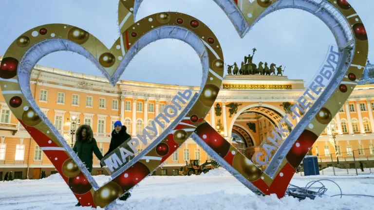 На Дворцовой площади разобрали инсталляцию о побратимстве Петербурга и Мариуполя. На ней написали «Убийцы»