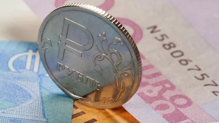 Почему падает рубль и ждать ли его укрепления?