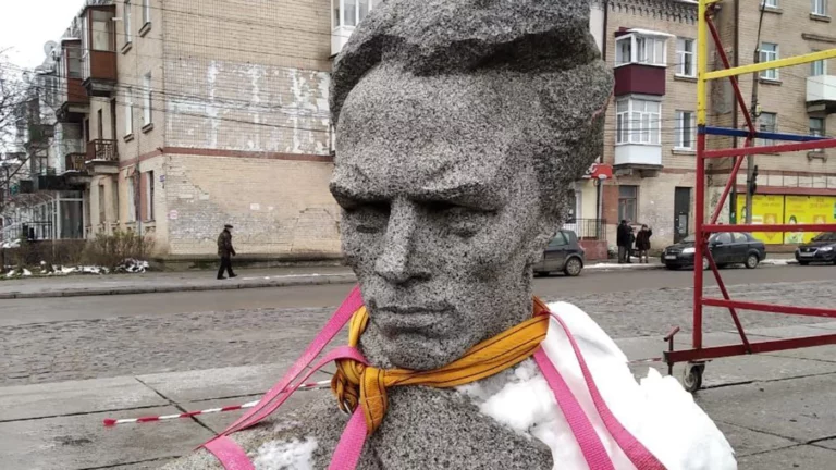 На Украине снесли памятник советскому писателю Николаю Островскому