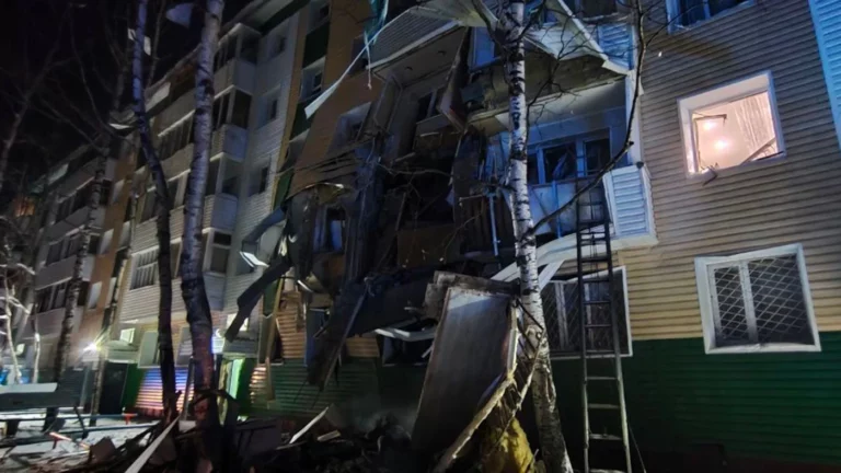 В Нижневартовске после взрыва газа обрушились два этажа пятиэтажного дома. Есть погибшие