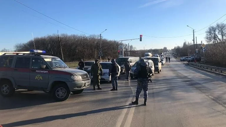 В Новошахтинске ищут мужчину, который стрелял по полицейским. Жителей призвали покинуть улицы