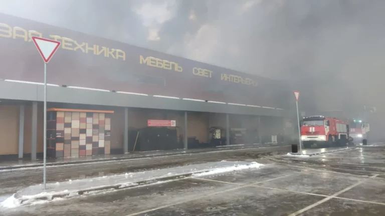 В подмосковной Балашихе загорелся торговый центр