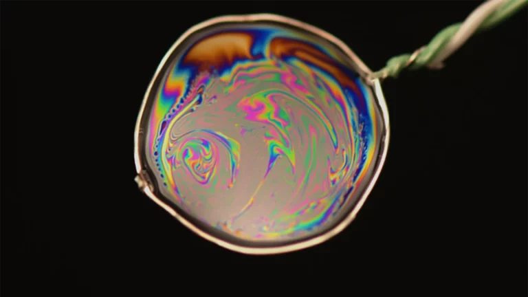 Физики обнаружили в мыльных пузырях аномально низкую температуру