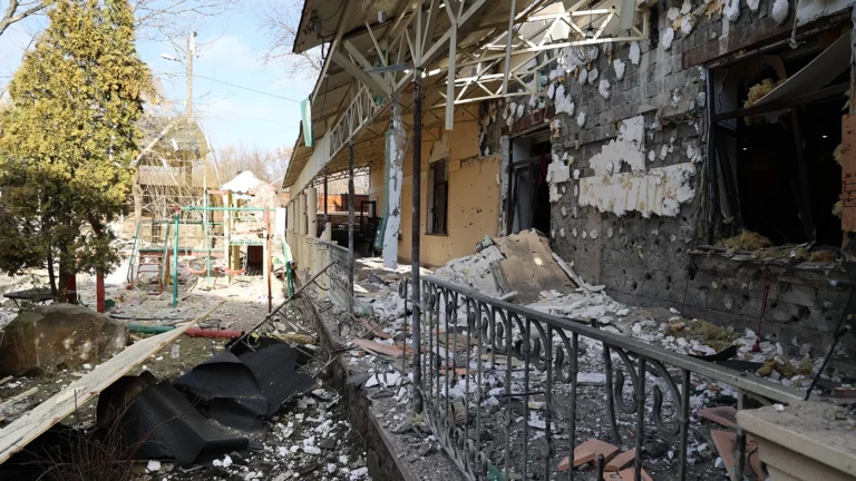 Территории ресторана «Шеш-Беш» и гостиницы в Ленинском районе Донецка после обстрела
