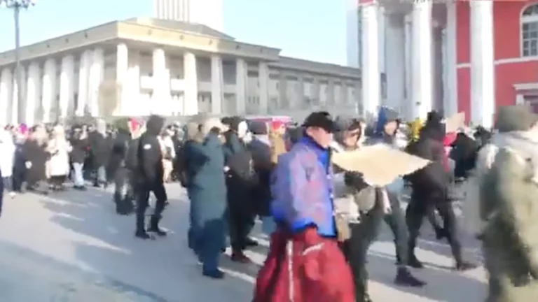 В Монголии протесты из-за угольного скандала переросли в штурм здания правительства