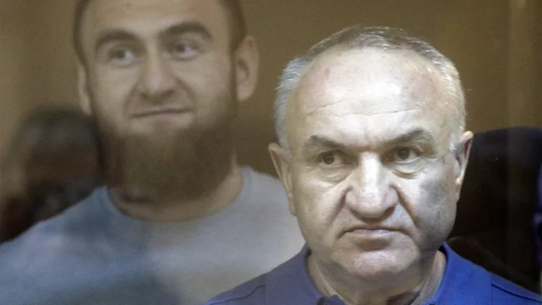 Суд приговорил экс-сенатора Арашукова и его отца к пожизненным срокам