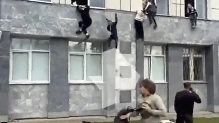 Архивное фото. Студенты прыгают из окон Пермского государственного университета (ПГНИУ), где в одном из корпусов произошла стрельба