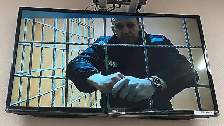Навальный решил подать в суд на колонию, потому что ему не дают прочитать медкарту