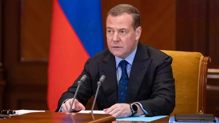 Медведев написал статью о рисках мировой войны, отношениях с Западом и бессмысленных переговорах с Украиной
