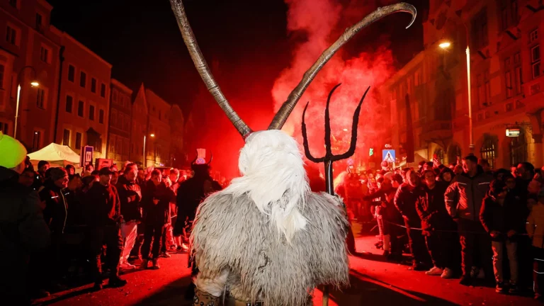 В разных странах мира прошли парады Крампусов — злых двойников Санта-Клауса