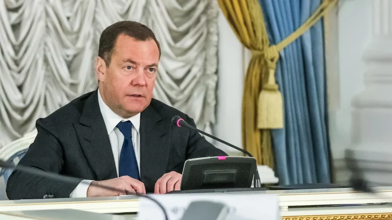 «До конца их дней»: Медведев призвал не пускать уехавших россиян обратно в страну и лишить их заработка